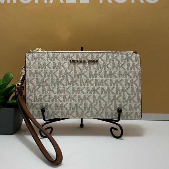 Michael Kors Wallet - Picture 4 of 7